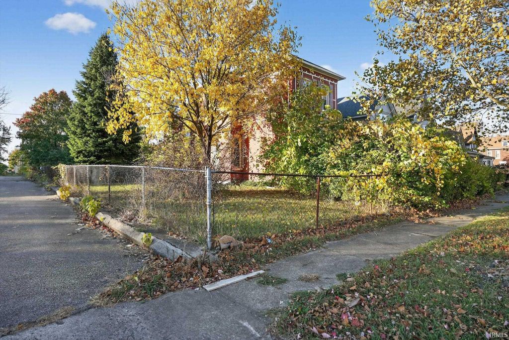 Photo of 920 Madison Street, Fort Wayne, IN 46803 (MLS # 202544078)