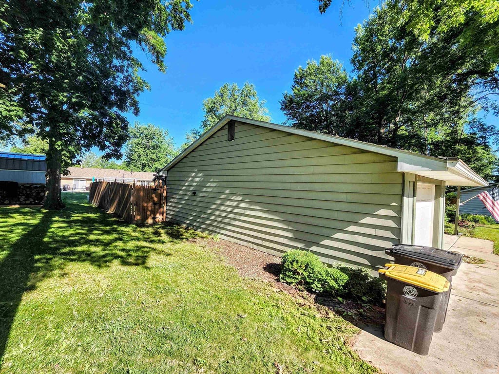 Photo of 6913 Woodtrail Court, Fort Wayne, IN 46835 (MLS # 202627432)
