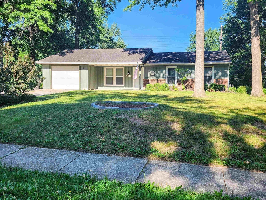 Photo of 6913 Woodtrail Court, Fort Wayne, IN 46835 (MLS # 202627432)