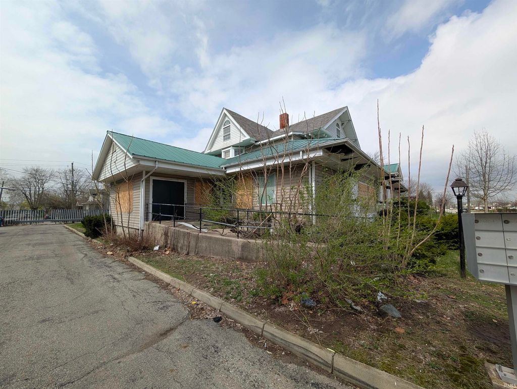 Photo of 2440 Bowser Avenue, Fort Wayne, IN 46803 (MLS # 202611508)
