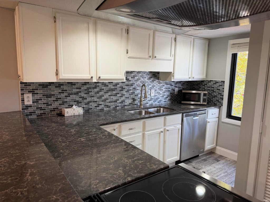Photo of 9013 S Pointe Ridge Lane, Bloomington, IN 47401 (MLS # 202644244)