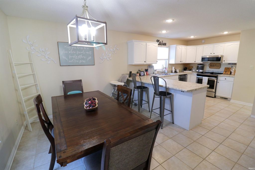 Photo of 218 S VILLA Drive, Evansville, IN 47714 (MLS # 202542695)