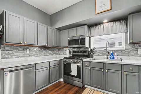 Tiny photo for 115 E 11th Street, Mishawaka, IN 46544 (MLS # 202617555)