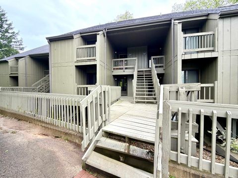 Photo of 9328 S Lake Ridge Drive #62, Bloomington, IN 47401 (MLS # 202616767)