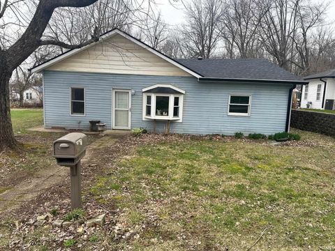 Photo of 767 N Laymon Avenue, Spencer, IN 47460 (MLS # 202607816)