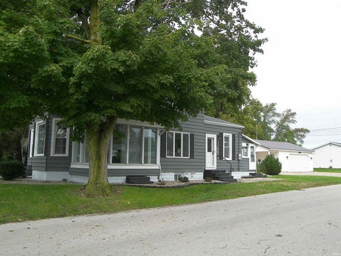 Tiny photo for 402 W Rochester Street, Akron, IN 46910 (MLS # 202640986)