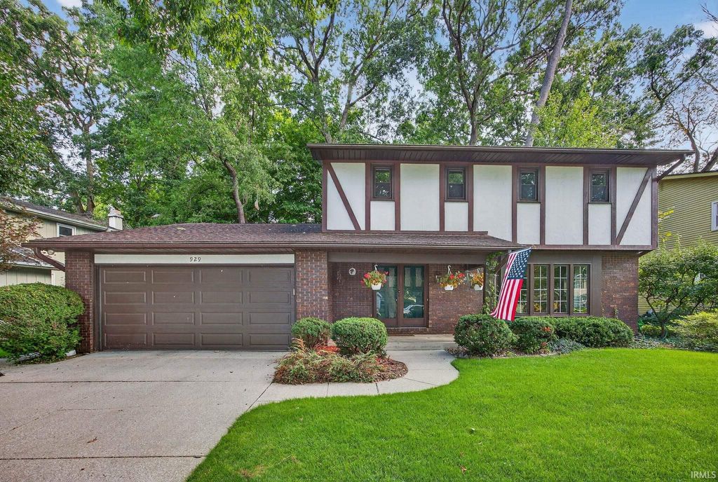 Photo of 929 DEEPWOOD Drive, Mishawaka, IN 46544 (MLS # 202536084)