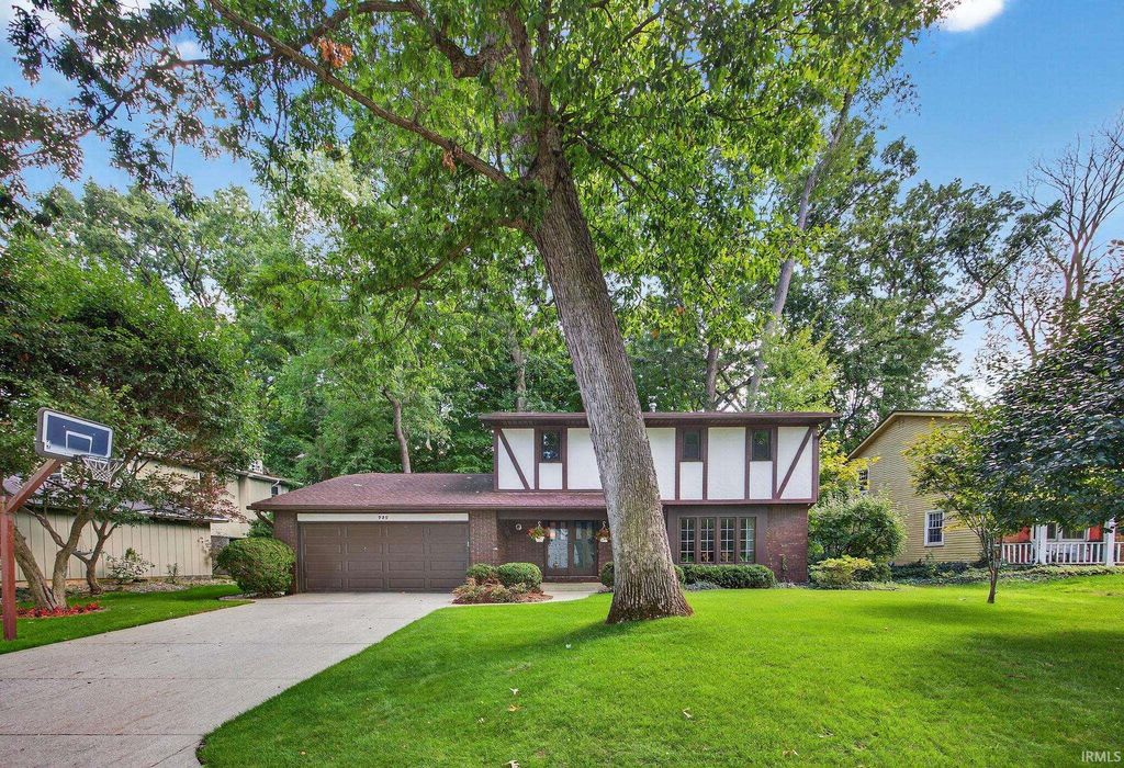 Photo of 929 DEEPWOOD Drive, Mishawaka, IN 46544 (MLS # 202536084)