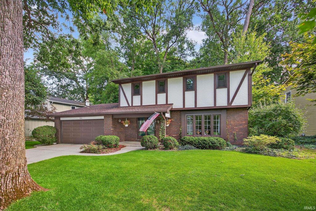Photo of 929 DEEPWOOD Drive, Mishawaka, IN 46544 (MLS # 202536084)