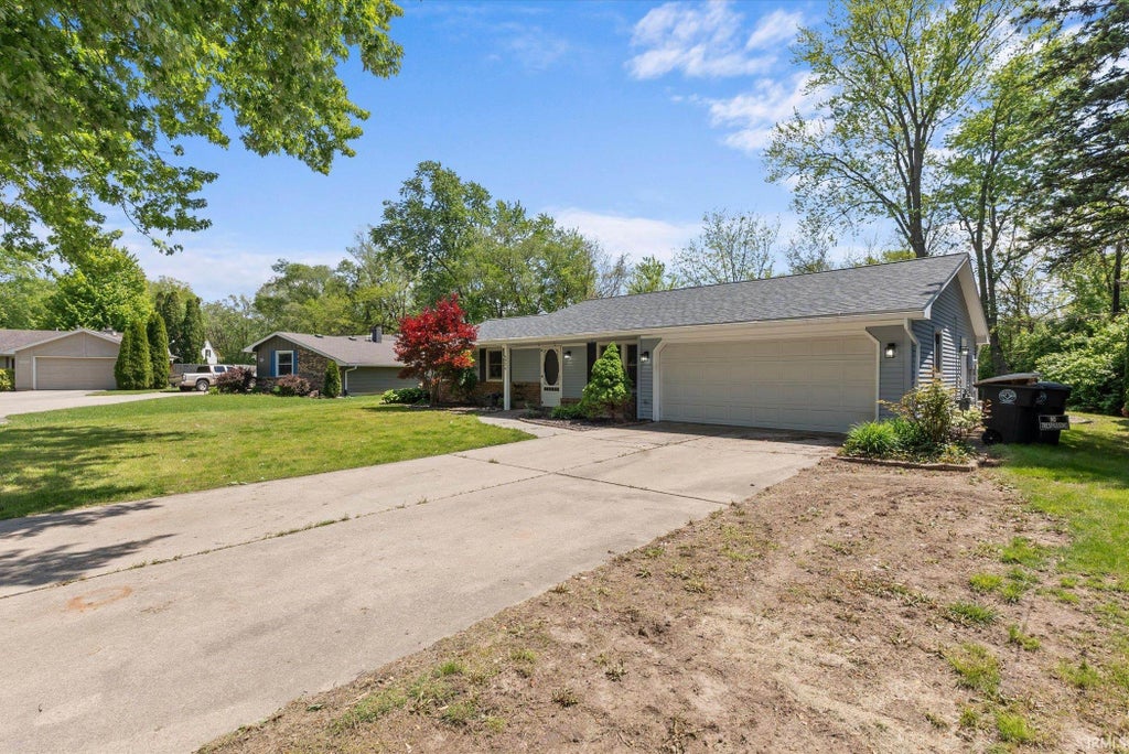 Photo of 6926 Embers Court, Fort Wayne, IN 46815 (MLS # 202617031)