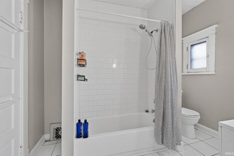 Tiny photo for 847 Lincoln Avenue, Evansville, IN 47713 (MLS # 202637787)