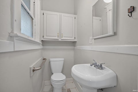 Tiny photo for 847 Lincoln Avenue, Evansville, IN 47713 (MLS # 202637787)