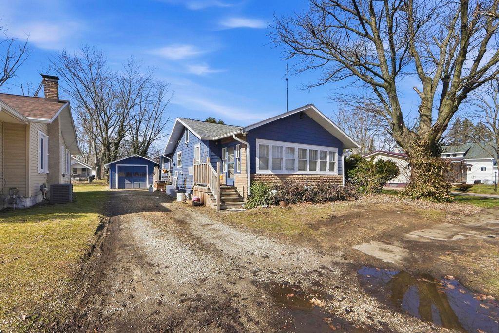 Photo of 3003 Peoria Street, Elkhart, IN 46517 (MLS # 202605316)