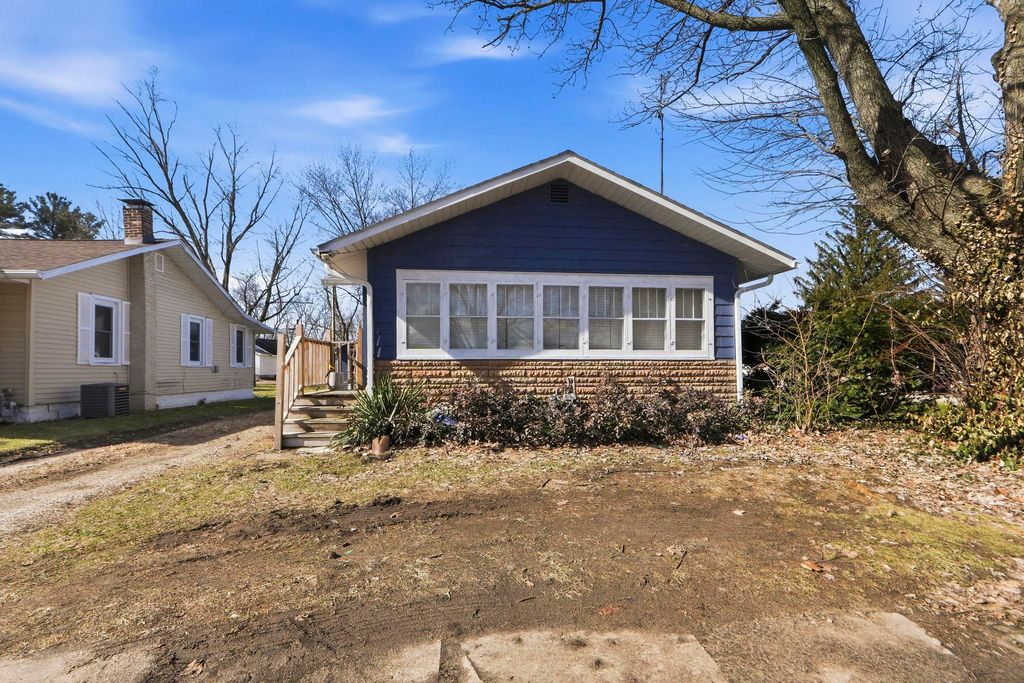 Photo of 3003 Peoria Street, Elkhart, IN 46517 (MLS # 202605316)