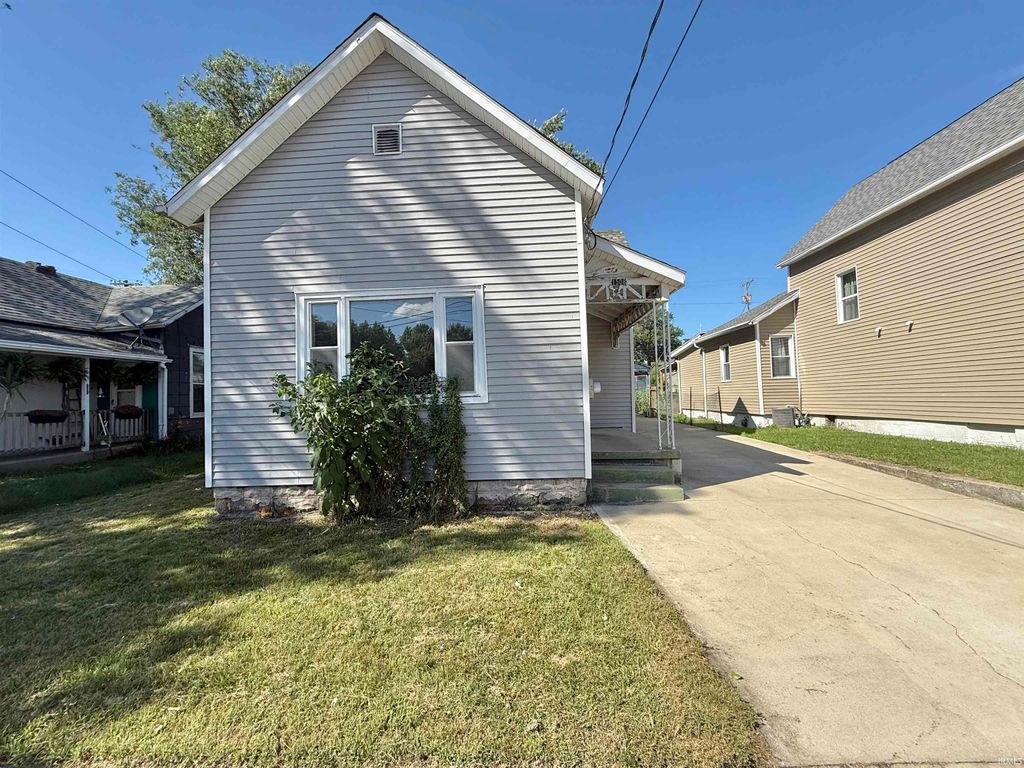 Photo for 1508 Woodlawn Avenue, Logansport, IN 46947 (MLS # 202525983)