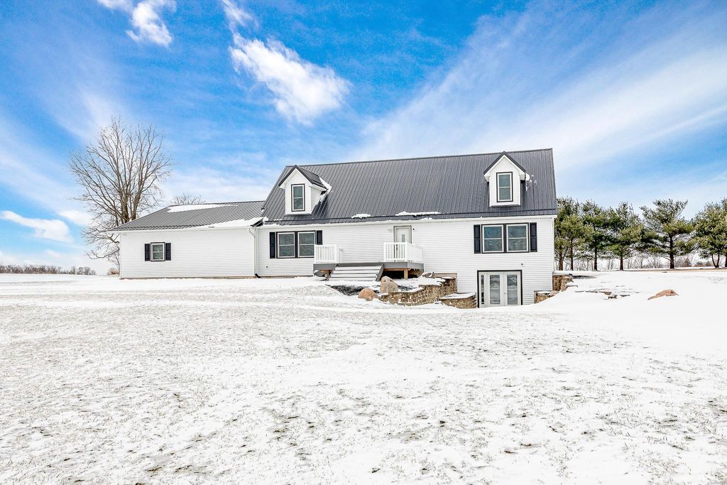 Photo of 835 N 650 E Road, Pierceton, IN 46562 (MLS # 202606105)