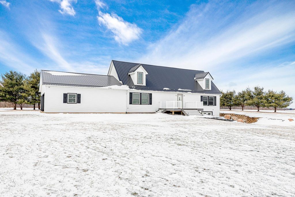 Photo of 835 N 650 E Road, Pierceton, IN 46562 (MLS # 202606105)