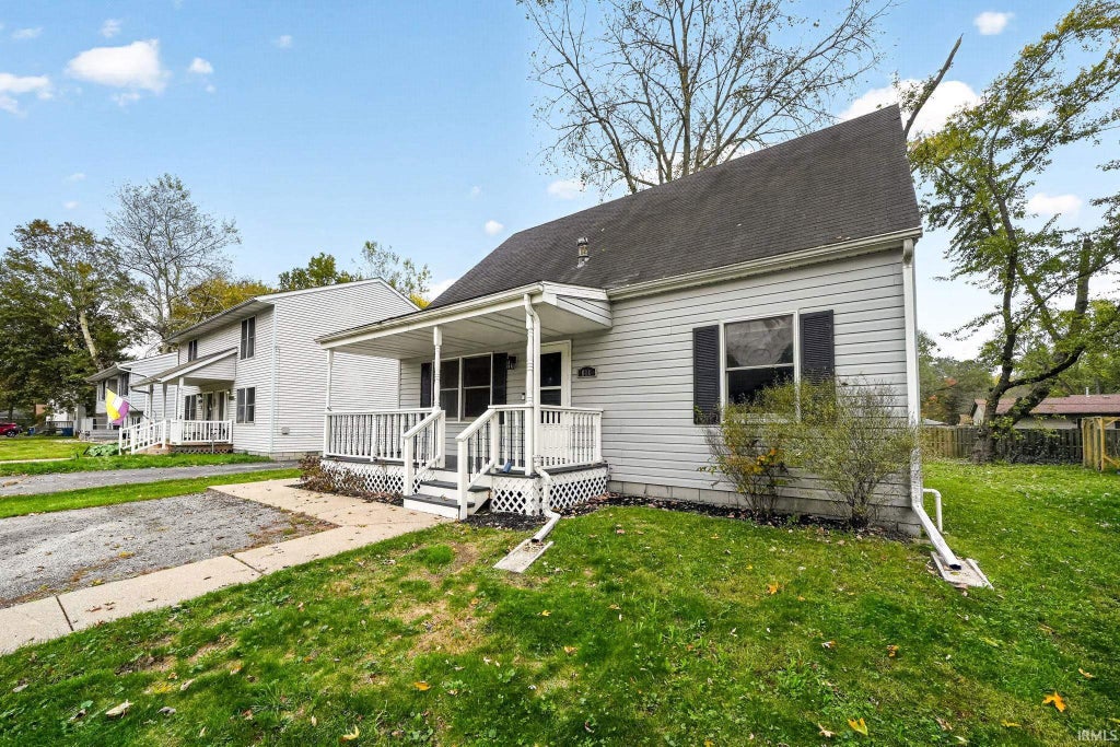 Photo of 611 S 23 Street, Chesterton, IN 46304 (MLS # 202644656)