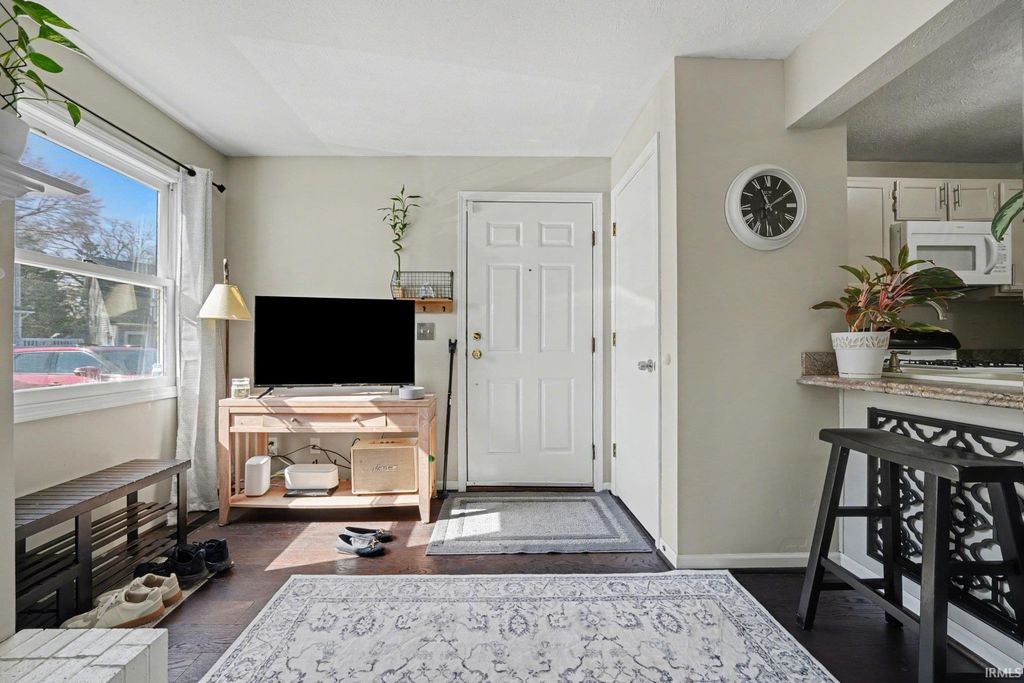 Photo of 1433 N Oakhill Drive, South Bend, IN 46637 (MLS # 202609621)