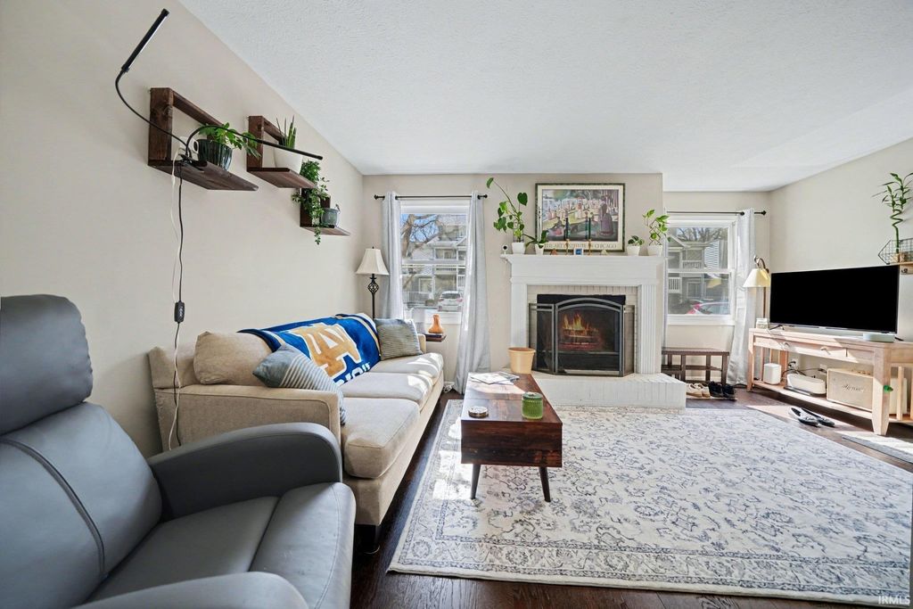 Photo of 1433 N Oakhill Drive, South Bend, IN 46637 (MLS # 202609621)