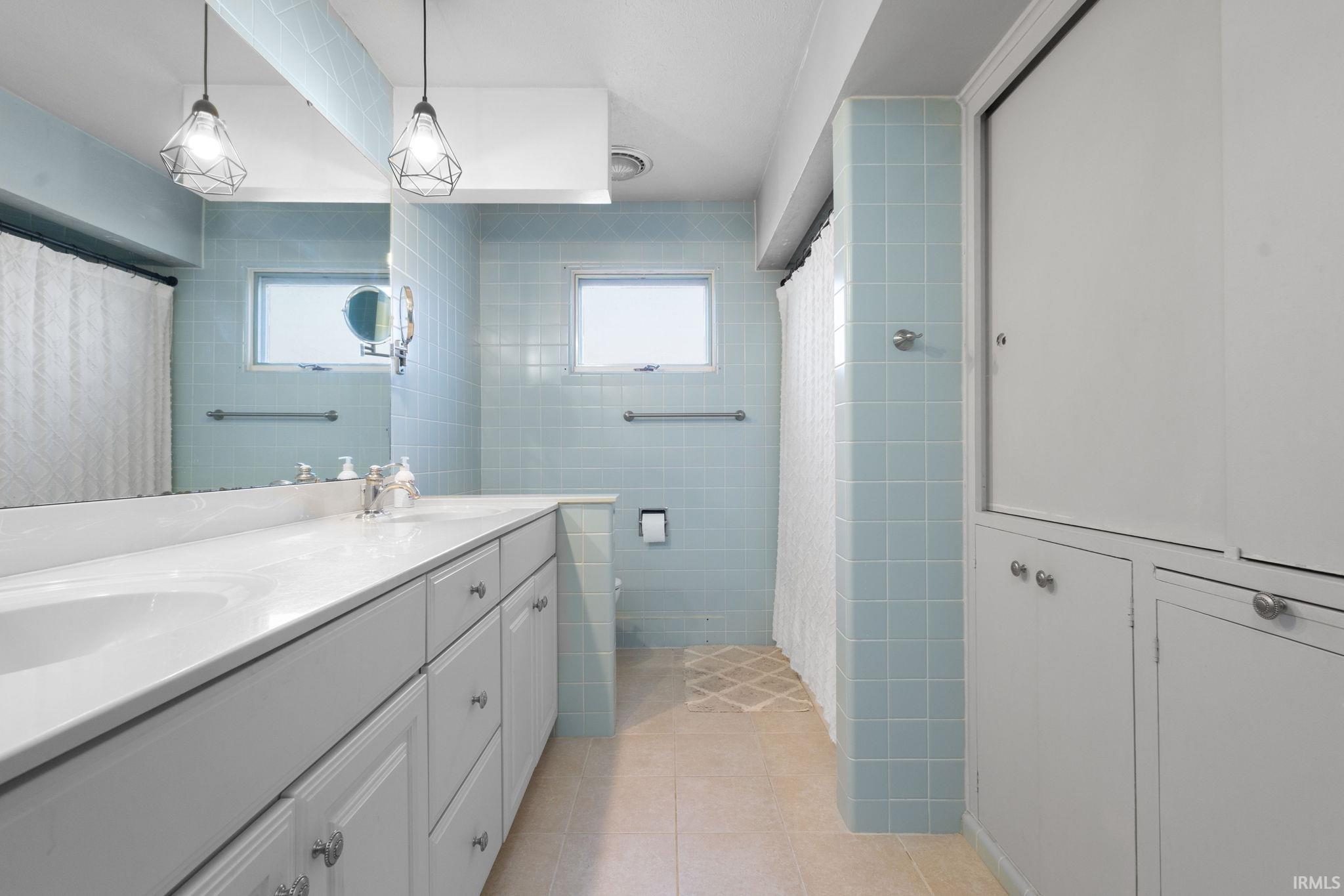 Elkhart, Indiana 46514, United States, 3 Bedrooms Bedrooms, ,4 BathroomsBathrooms,Residential,Active,207915