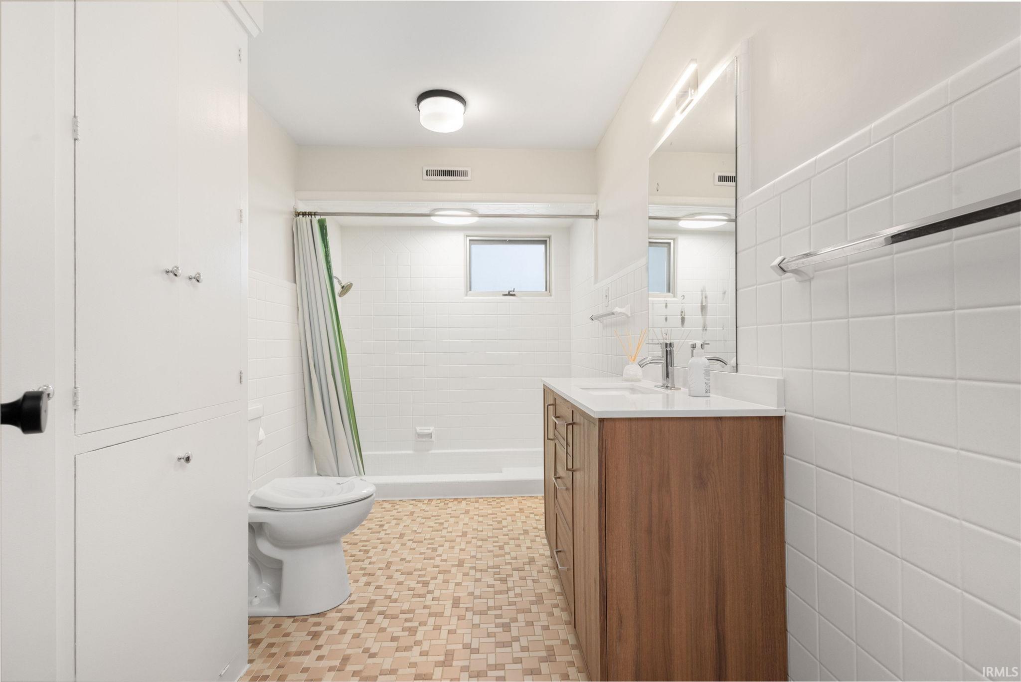 Elkhart, Indiana 46514, United States, 3 Bedrooms Bedrooms, ,4 BathroomsBathrooms,Residential,Active,207915