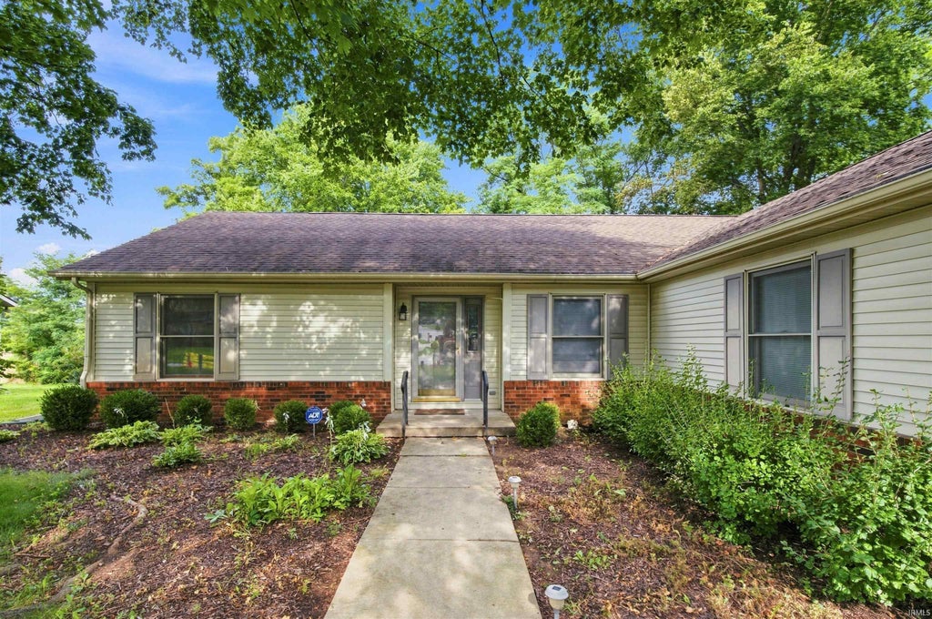 Photo of 2300 Wigeon Drive, Lafayette, IN 47905 (MLS # 202635998)