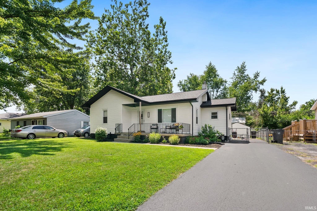 Photo of 215 E Maple Grove Street, Syracuse, IN 46567 (MLS # 202629735)