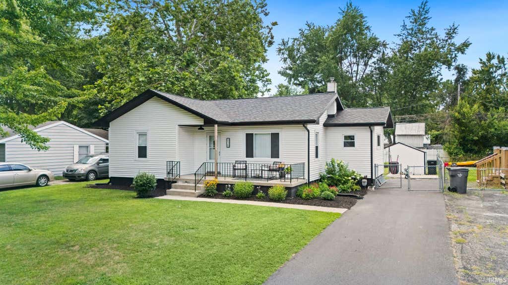 Photo of 215 E Maple Grove Street, Syracuse, IN 46567 (MLS # 202629735)