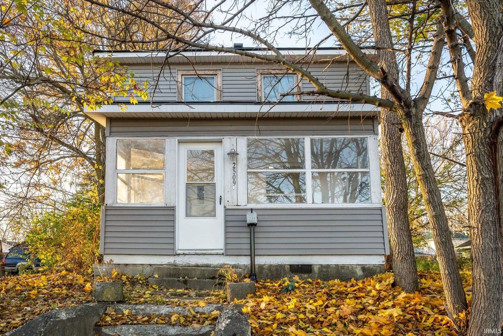 Photo of 2509 N Clinton Street, Fort Wayne, IN 46805 (MLS # 202545949)