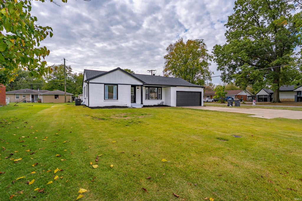 Photo of 1901 S Walnut Lane, Evansville, IN 47714 (MLS # 202642999)