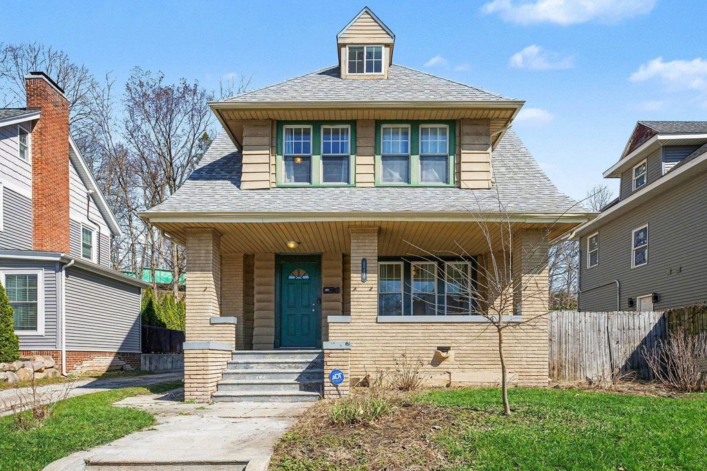Photo of 1110 N Michigan Street, South Bend, IN 46617 (MLS # 202610597)