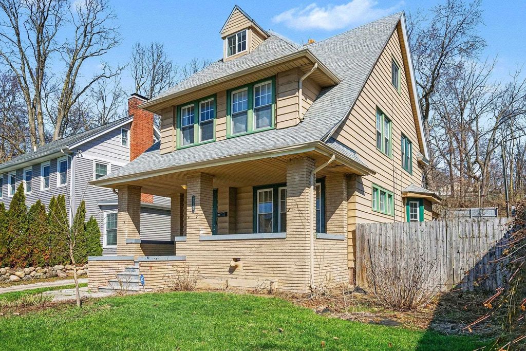 Photo of 1110 N Michigan Street, South Bend, IN 46617 (MLS # 202610597)