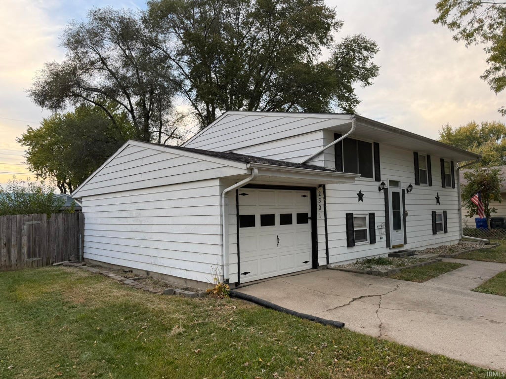 Photo of 2301 Canterbury Drive, Kokomo, IN 46902 (MLS # 202644740)