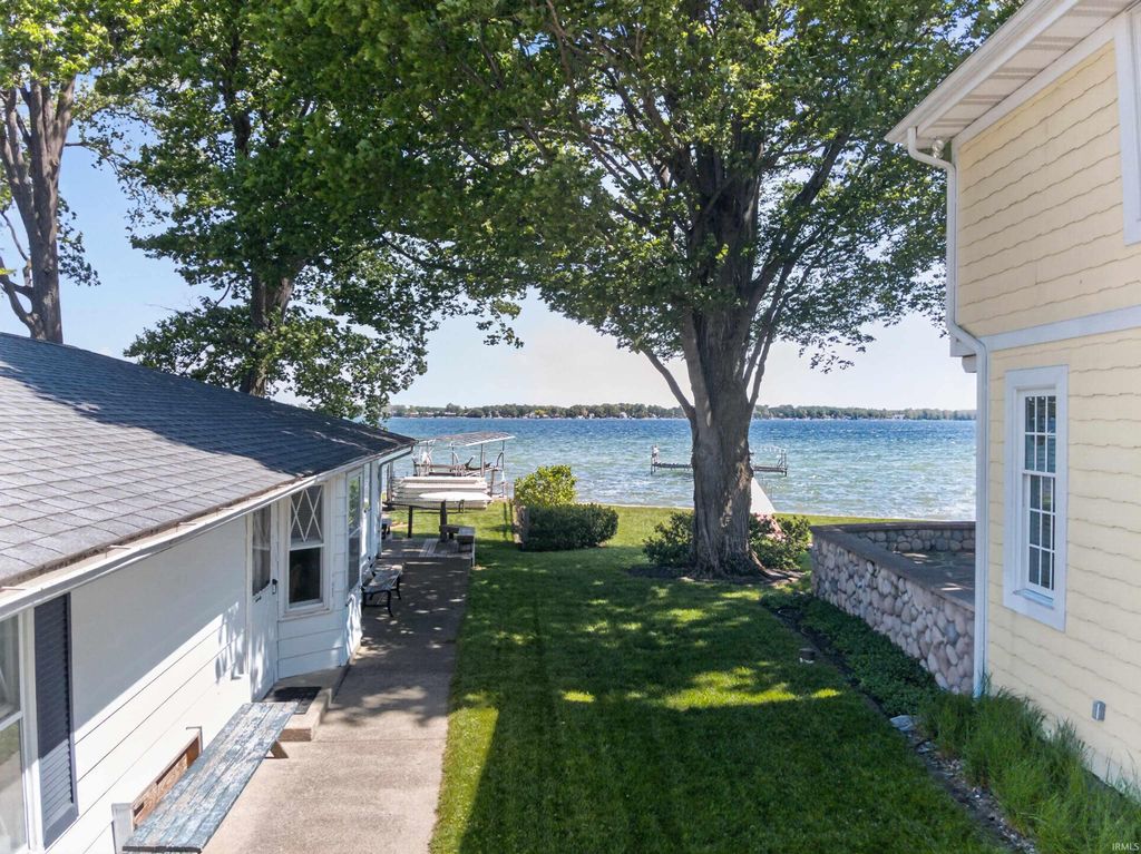 Photo of 6254 E Trusdell Avenue, Syracuse, IN 46567 (MLS # 202621017)
