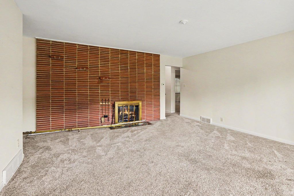 Photo of 527 E Farneman Avenue, South Bend, IN 46614 (MLS # 202619670)