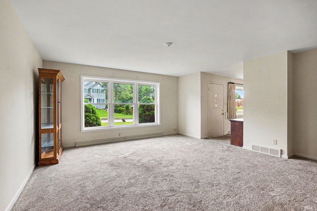 Photo of 527 E Farneman Avenue, South Bend, IN 46614 (MLS # 202619670)