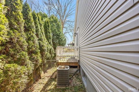 Tiny photo for 618 W 3rd Street, Bloomington, IN 47404 (MLS # 202611263)