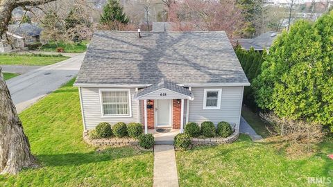 Photo of 618 W 3rd Street, Bloomington, IN 47404 (MLS # 202611263)