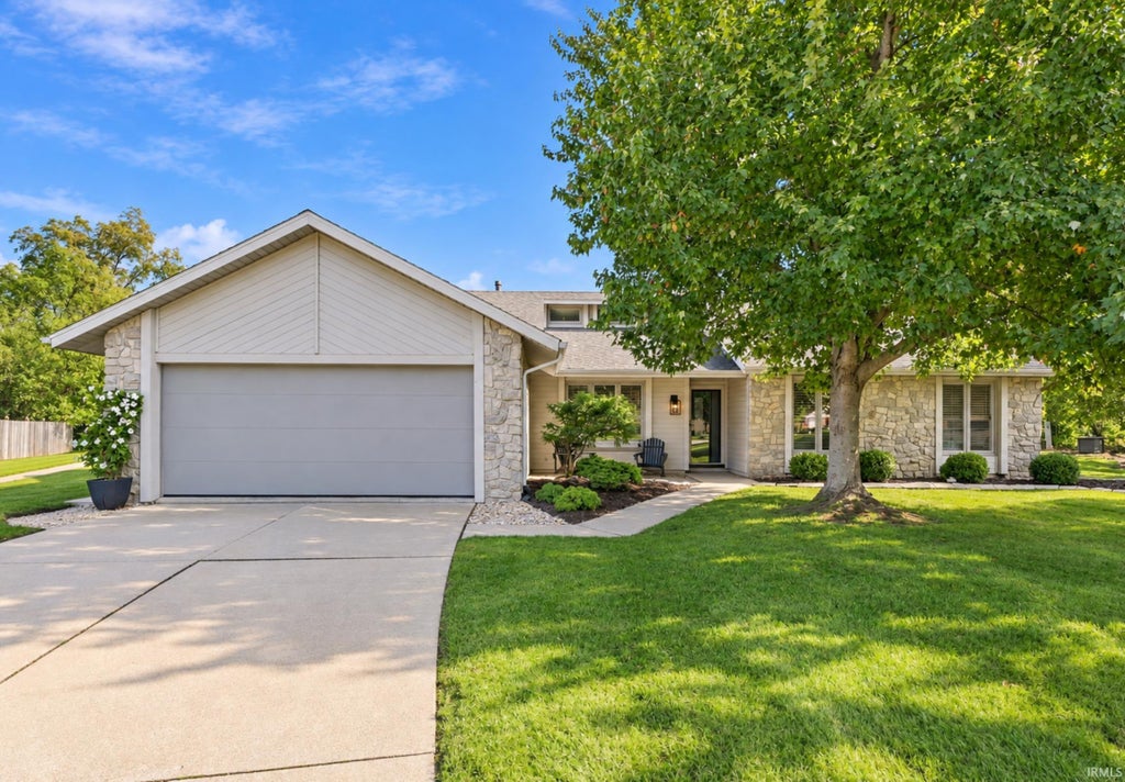 Photo of 8415 Creekside Place, Fort Wayne, IN 46804 (MLS # 202639997)