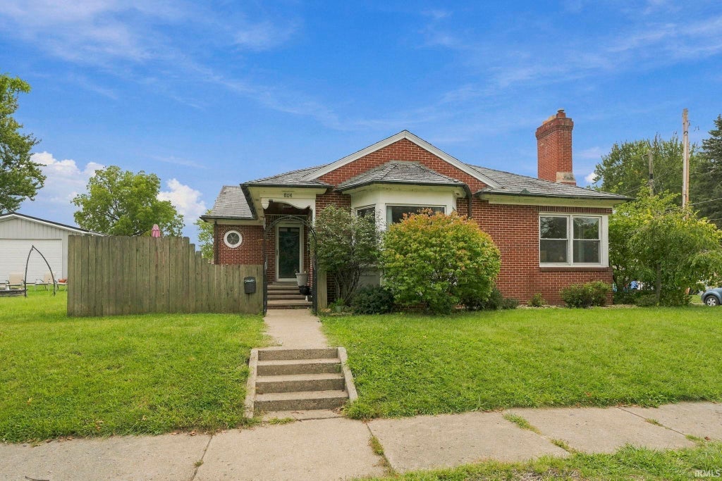 Photo of 804 E Diamond Street, Kendallville, IN 46755 (MLS # 202637496)