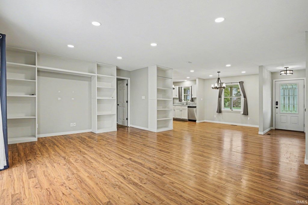 Photo of 3363 N Old Farm Road, Warsaw, IN 46582 (MLS # 202607935)