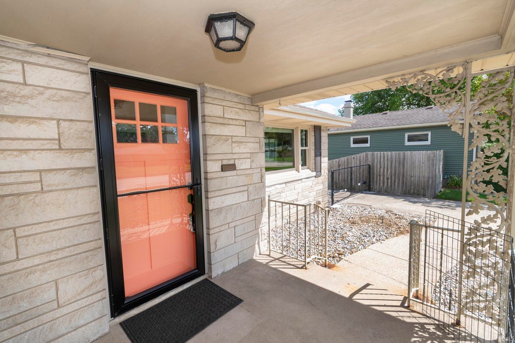 Photo of 610 W 11TH Street, Mishawaka, IN 46544 (MLS # 202634746)