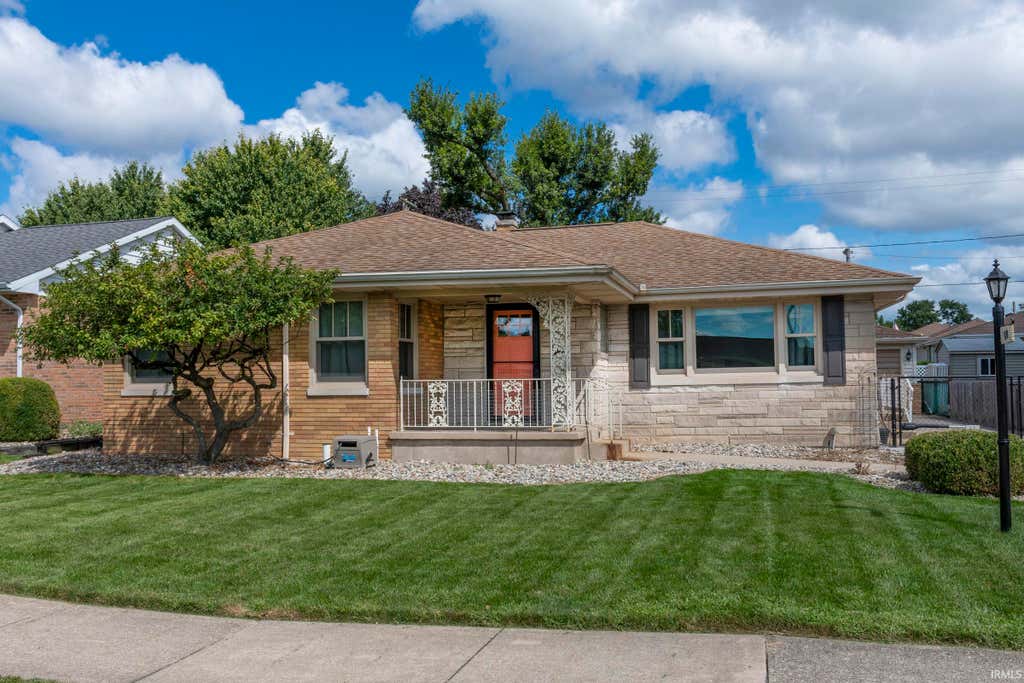 Photo of 610 W 11TH Street, Mishawaka, IN 46544 (MLS # 202634746)