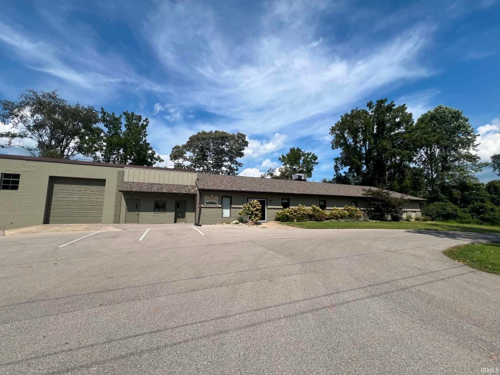 Photo of 2051 W Fountain Drive, Bloomington, IN 47404 (MLS # 202636095)