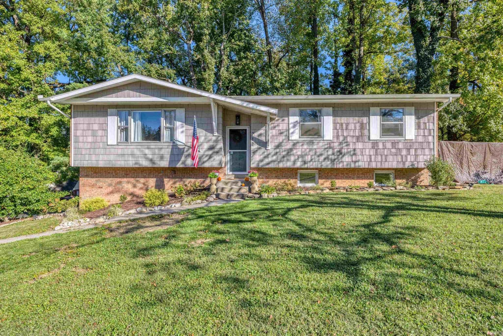 Photo of 712 Carole Place, Newburgh, IN 47630 (MLS # 202643733)