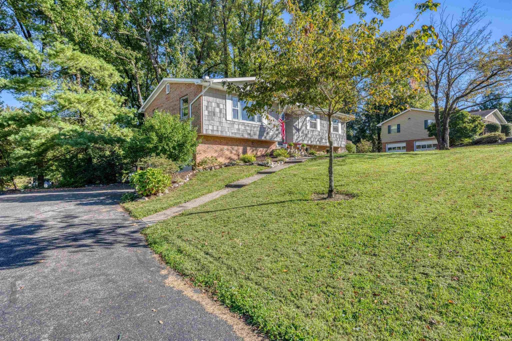 Photo of 712 Carole Place, Newburgh, IN 47630 (MLS # 202643733)