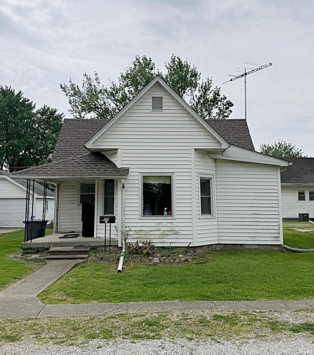Photo of 139 G St NE St, Linton, IN 47441 (MLS # 202615339)