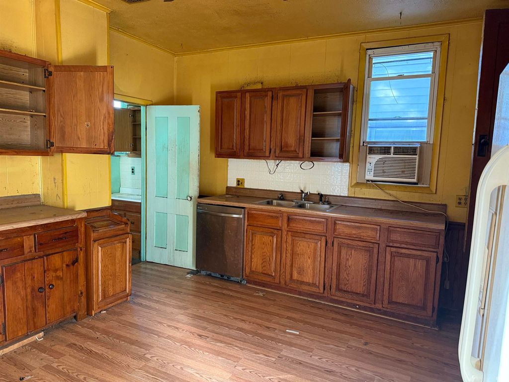 Photo of 916 Edgar Street, Evansville, IN 47710 (MLS # 202541977)