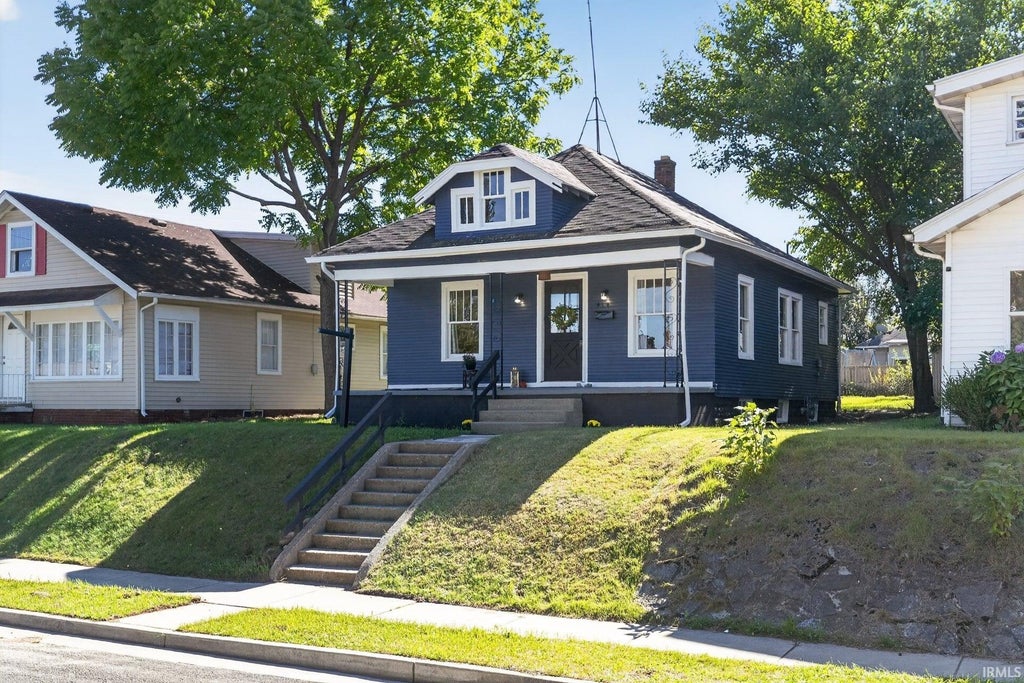 Photo of 414 E Fairview Avenue, South Bend, IN 46614 (MLS # 202642111)